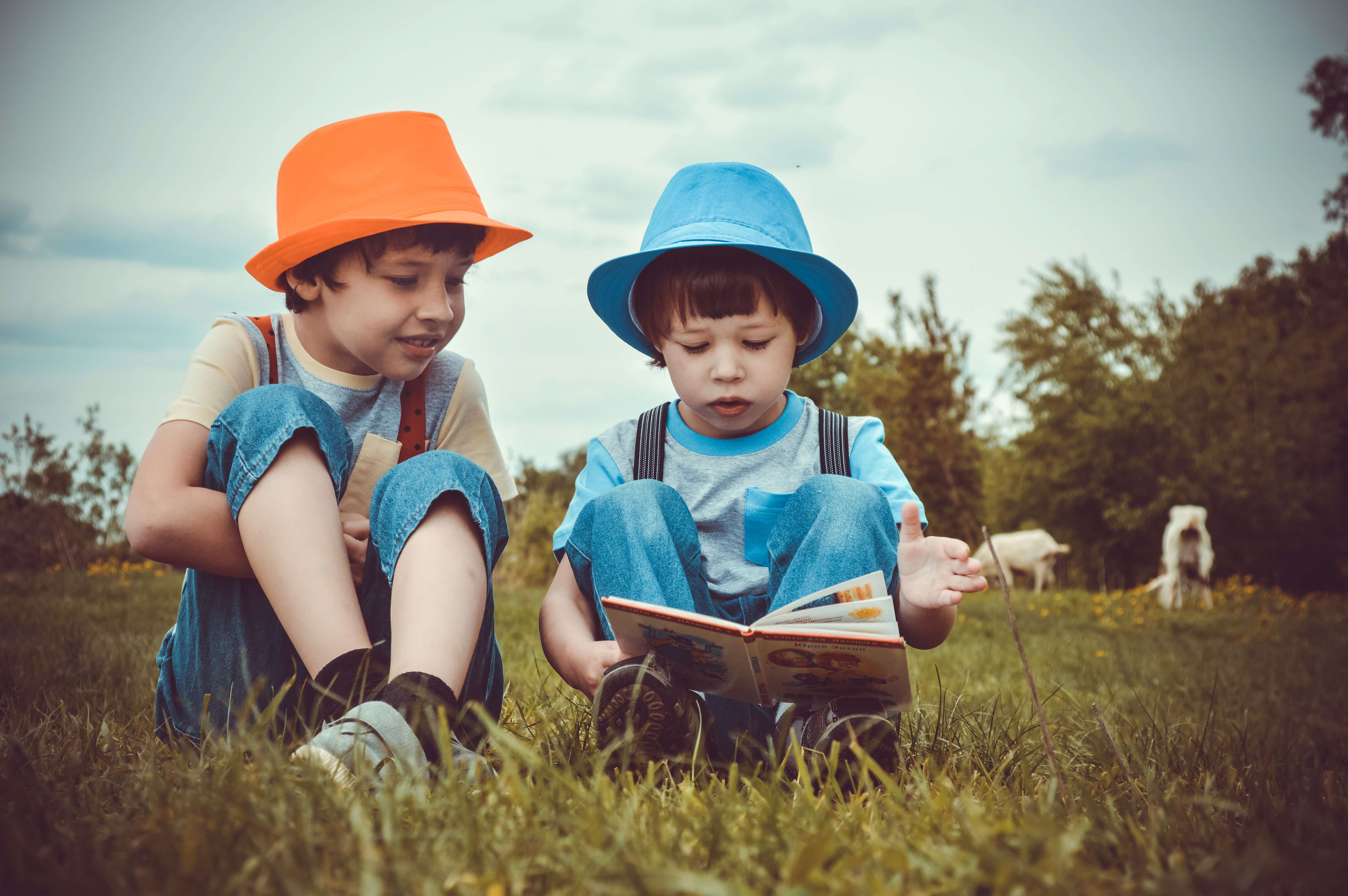 siblings reading